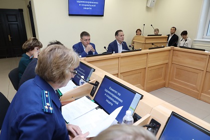Законопроекты о мерах социальной поддержки граждан одобрил комитет по здравоохранению и соцзащите